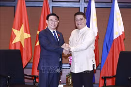 越南国会主席王廷惠与菲律宾参议院议长胡安·祖比里举行会谈