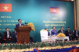 越南政府总理范明政与柬埔寨首相洪森出席越柬贸易投资促进论坛