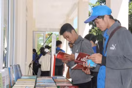 越南海洋和岛屿周：庆和省越南海洋和岛屿图书展