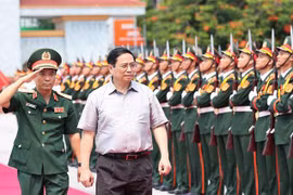 越南政府总理范明政造访越南国防部第四军区：第四军区是表达对为国牺牲的烈士们之地