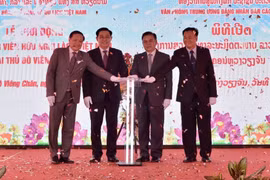越南国会主席和老挝国会主席共同出席老挝-越南友谊公园动工兴建仪式