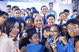 国家主席阮春福同新冠孤儿一起参加 “返校日”活动