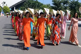  泛欧越南奥黛太太选美大赛有助于推介越南奥黛和越南妇女形象