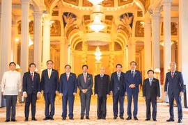 越南政府总理范明政同东盟各国领导人会见柬埔寨国王 