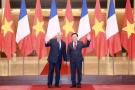 越南国会主席王廷惠与法国参议院议长热拉尔·拉尔歇举行会谈
