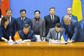 越南领导人致电乌克兰领导人 庆祝两国建交30周年