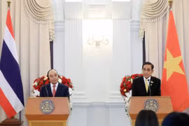 越南国家主席阮春福和泰国总理巴育·占奥差共同召开记者会