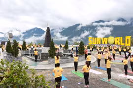 第八届国际瑜伽日活动在老街省沙坝举行 促进越印文化交流