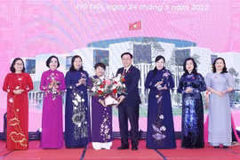 越南国会主席王廷惠会见第十五届国会女性代表