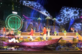 到薄辽省听“夜鼓怀郎”才子弹唱