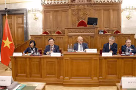 越南国会主席王廷惠与匈牙利议会议长拉斯洛主持召开第四次立法座谈会