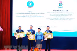 深化越老两国工会交流合作