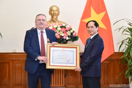 越南向匈牙利驻越大使奥里·恰巴颁发友谊勋章