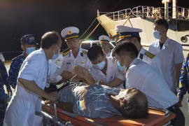 海军舰艇将在长沙岛县生病渔民送上岸接受治疗