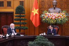 范明政总理会见欧洲委员会执行副主席弗兰斯·蒂默曼斯