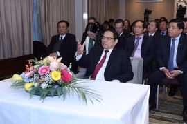 越南政府总理范明政了解荷兰鹿特丹港发展管理模式