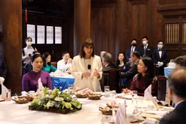越南国家副主席武氏映春设茶会 招待希腊总统卡特里娜·萨克拉罗普卢。图自越通社