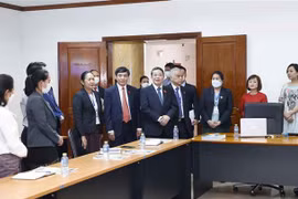 越南国会副主席阮德海走访老挝国会办公室人员越南语培训班