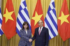 越南国家主席阮春福与希腊总统卡特里娜·萨克拉罗普卢举行会谈