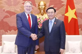 越南国会主席王廷惠会见欧洲议会国际贸易委员会主席兰格