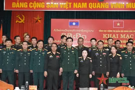 为老挝人民军官开设大众传播与印刷技术培训班