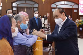 越南国家主席阮春福向岘港贫困家庭送上春节礼物