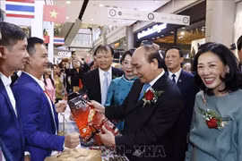 越南国家主席阮春福出席2022年泰国越南商品周开幕仪式