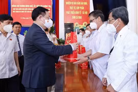 国会主席王廷惠春节前走访慰问金瓯省公安人员和防疫一线医务人员