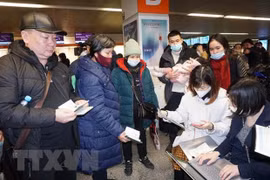 协助在乌越南人登记搭乘临时航班回国