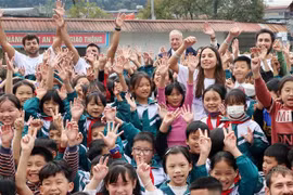 以色列志愿者为老街省沙坝市学生进行英语培训