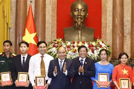越南国家主席阮春福会见永隆省先进模范代表团