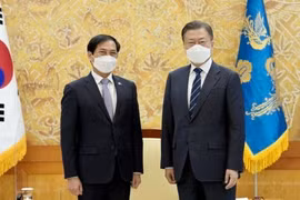 越南外交部长裴青山会见韩国总统文在寅