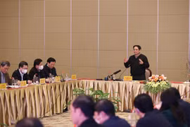 越南政府总理范明政视察东部北-南高速公路项目施工进度