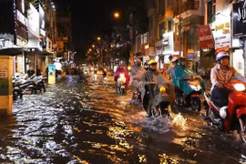河内市出现强降雨天气 多处严重积水