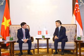 新加坡国会议长陈川仁会见越南-东盟友好议员小组主席裴文强