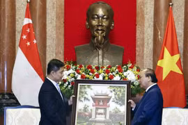 国家主席阮春福会见新加坡国会议长陈川仁
