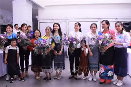 老挝和柬埔寨留学生了解越南家庭的传统文化