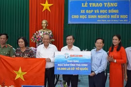 向茶荣省渔民赠送1万面国旗