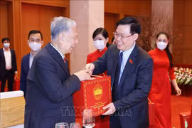 国会主席王廷惠在春节前夕会见历届国会原领导并向他们致以新春祝福