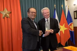 越南向捷克文学协会主席卡雷尔颁发第七次全国对外新闻奖奖项