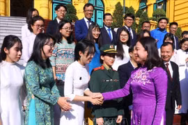 越南国家副主席武氏映春会见2022年青年科技人才代表团