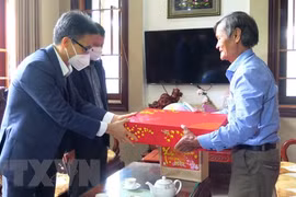 政府副总理武德儋在春节前夕前往承天顺化省看望慰问贫困群众