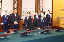 越中签署13项合作文件