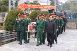 奠边省为在老牺牲的越南志愿军烈士举行追悼会和安葬仪式