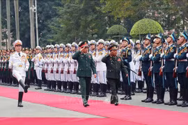 老挝国防部长对越南进行正式访问