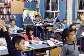 海外越南人心中的主权碑：通过越南语课凝聚对祖国家乡海岛的热爱（第四篇）