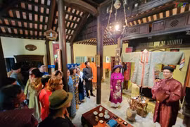 “阮朝昔日奥黛”展在顺化市举行