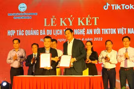 乂安省举行海滩旅游与特产推广活动