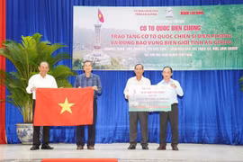 向安江省人民和战士送去一万面国旗