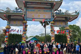 泰国两座历史悠久寺庙越文名字揭牌仪式举行